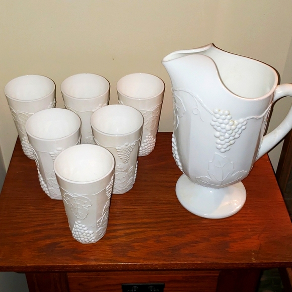 Vintage Indiana Milk Glass Pitcher w/6 Tumblers. Harvest Grape. - Picture 2 of 7